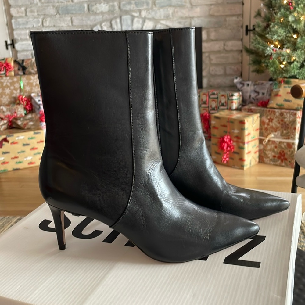 NIB Schutz Bota Salto Medio Blake Bootie. Size 6B
